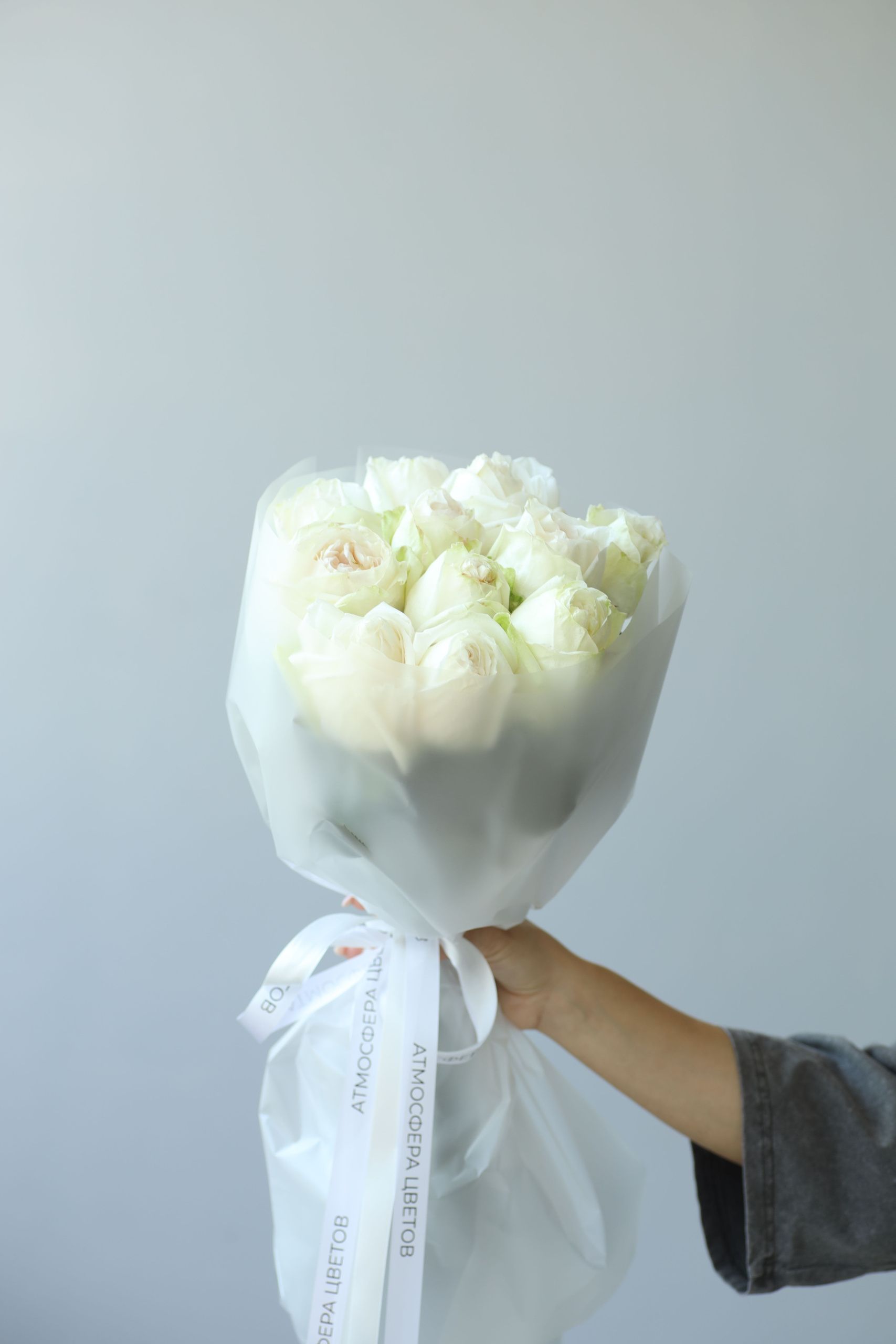 №376 - 11 пионовидных роз White Ohara