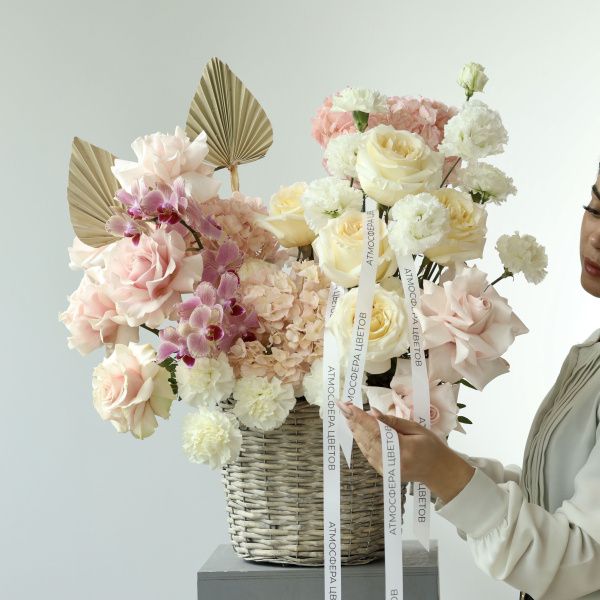 Корзина с цветами "Розовое шампанское"