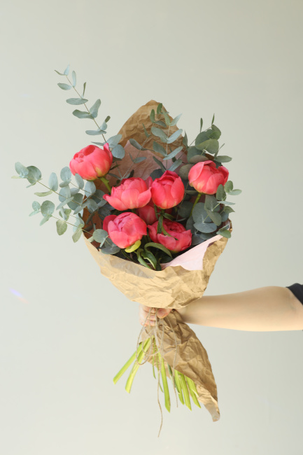 №355 - микс из 7 пионов с эвкалиптом